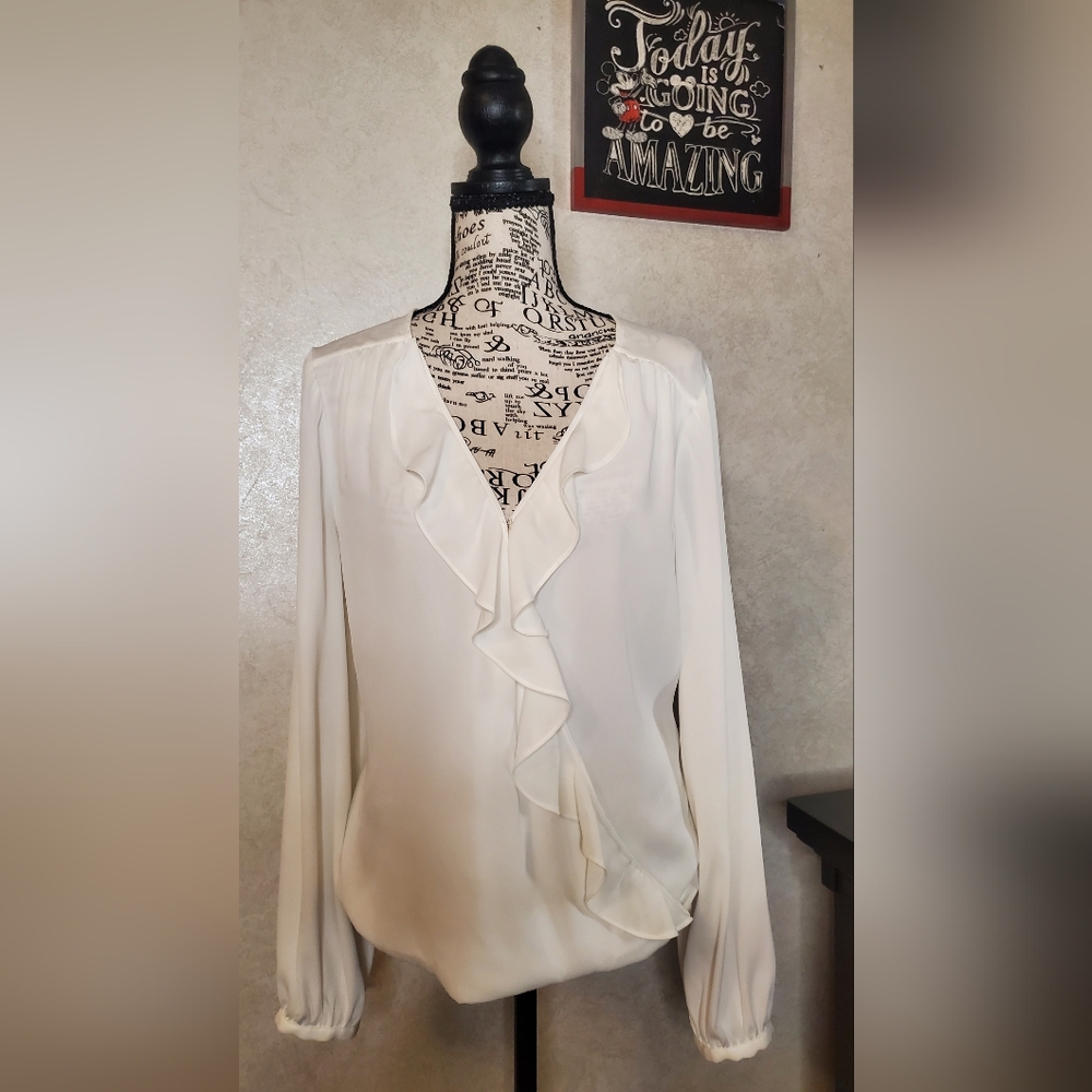 White House/Black Market Elegant White Ruffle Blouse Size:6 - Picture 3 of 7